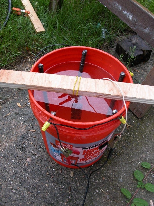 Töövalmis elektrolüüser (foto: <a href="https://www.instructables.com/Electrolytic-Rust-Removal-aka-Magic/">instrucktables.com</a>)